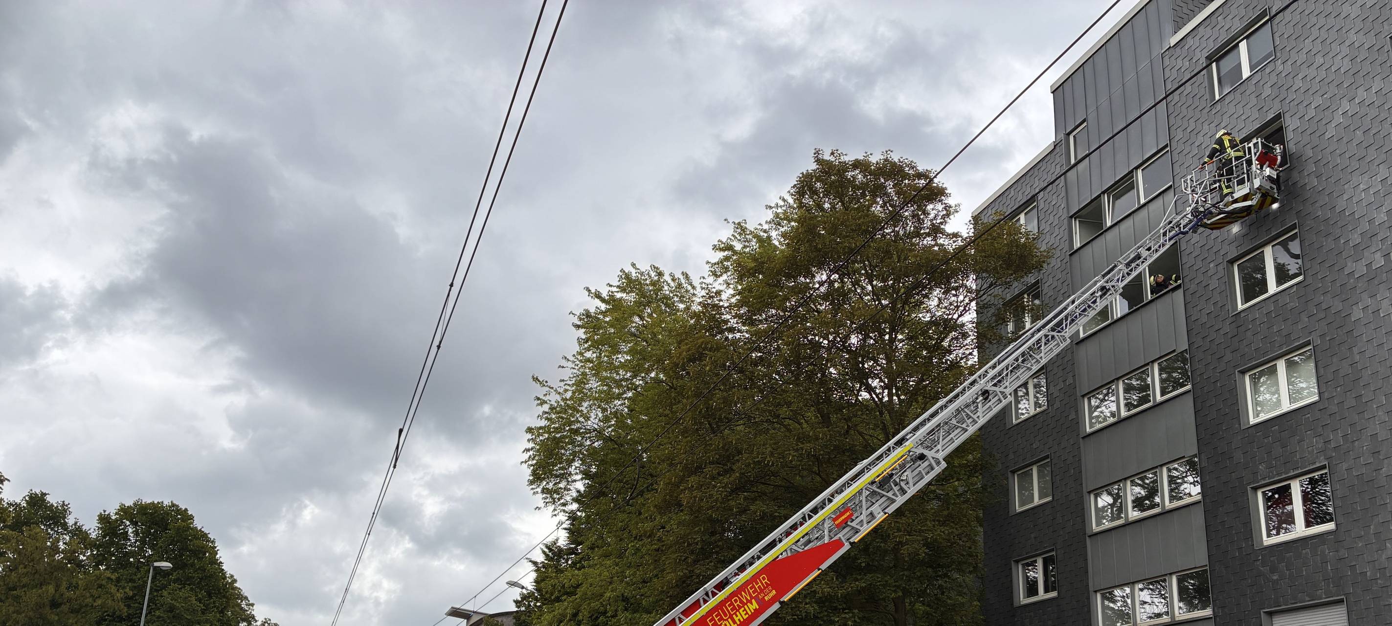 Mülheim: Feuerwehr rettet Person aus verrauchter Wohnung