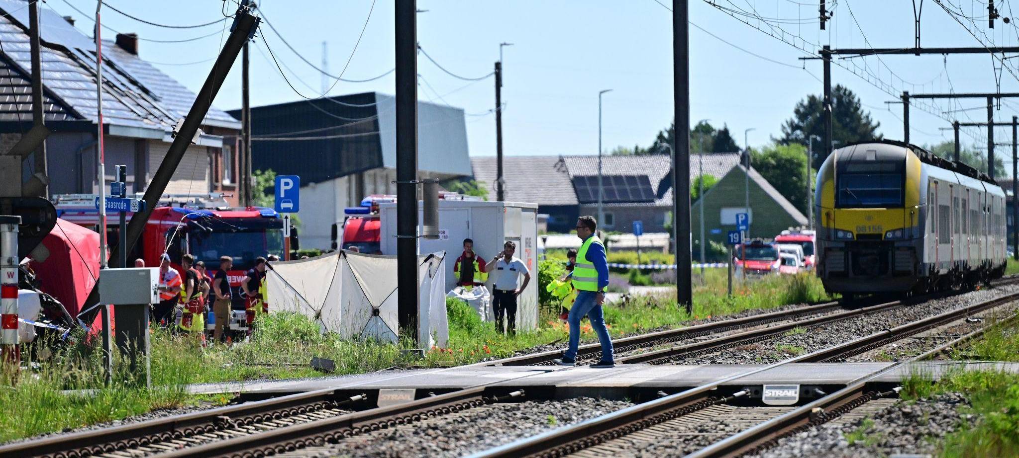 Schulbus in Belgien von Zug erfasst