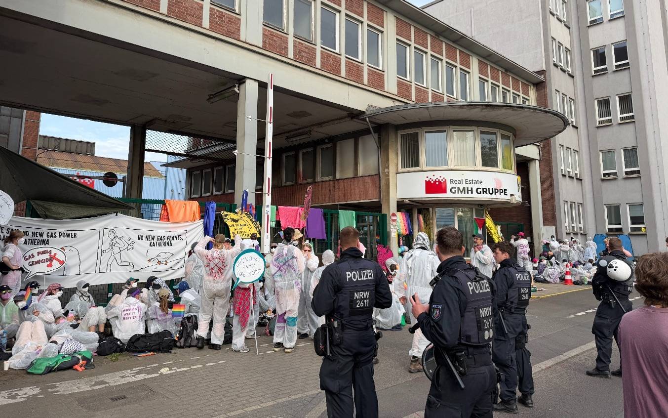 Aktivisten blockieren Werk in Mülheim – Bahnstrecke gesperrt
