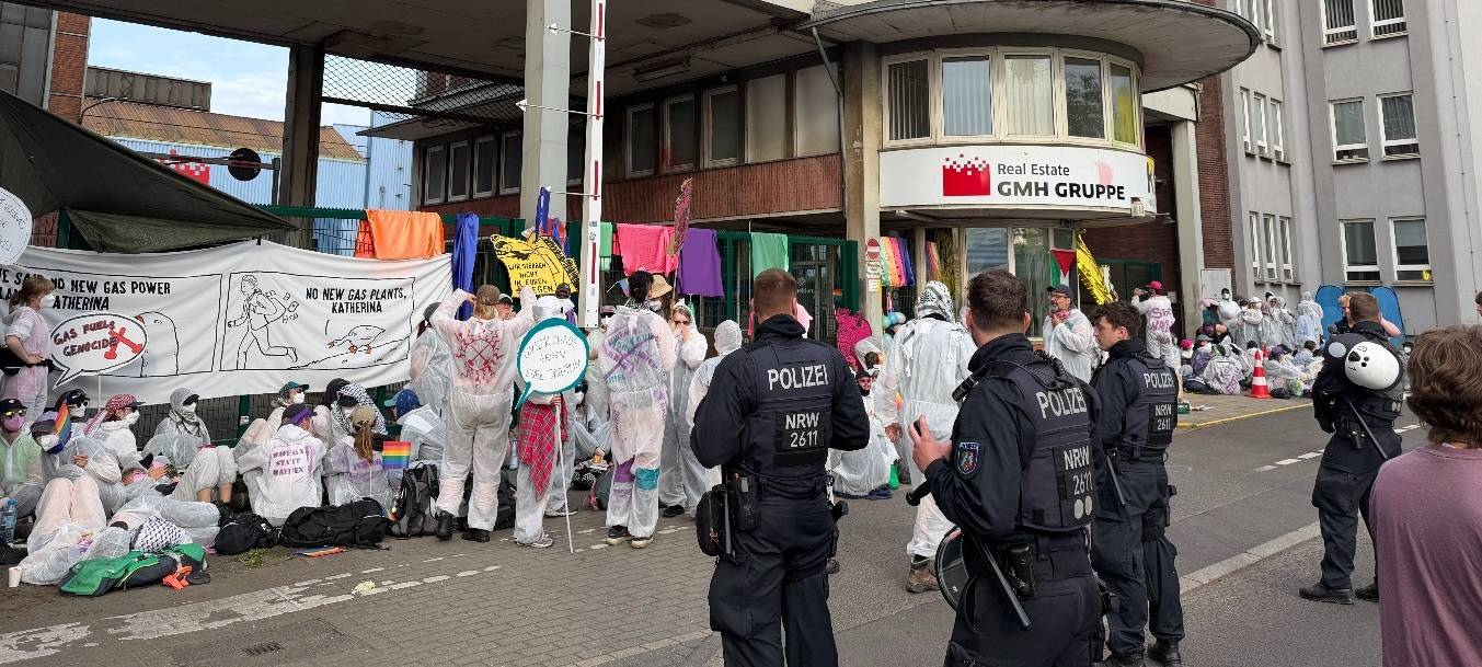 Aktivisten blockieren Werk in Mülheim – Bahnstrecke gesperrt