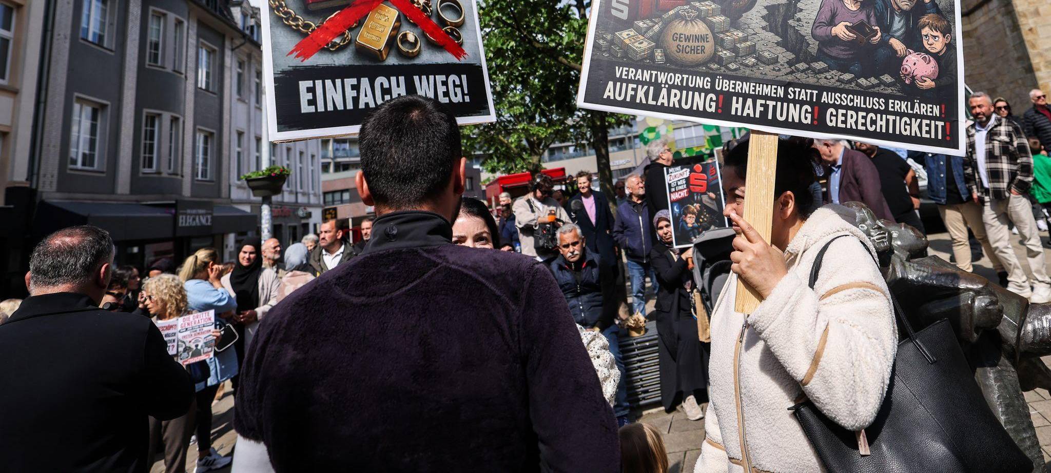 Protestkundgebung zum Sparkasseneinbruch in Gelsenkirchen