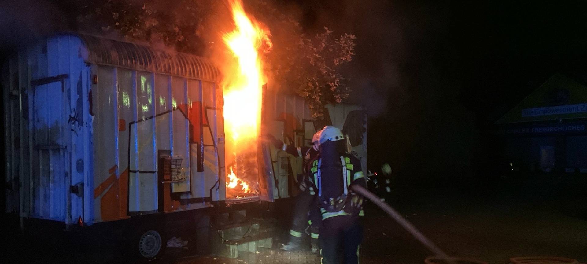 Feuerwehr: Bauwagen brennt in Mülheimer Altstadt
