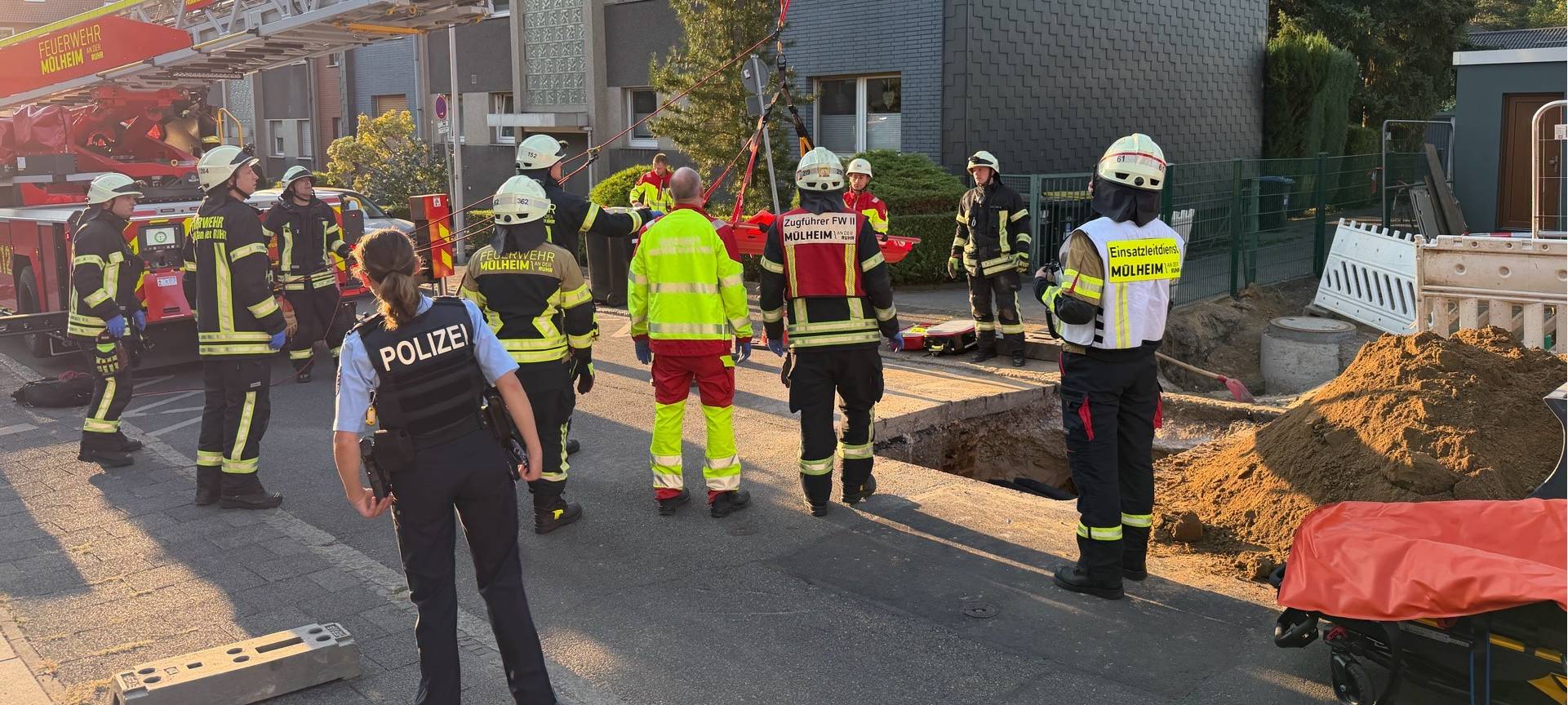 Mülheim: Arbeiter stürzt in vier Meter tiefe Baugrube