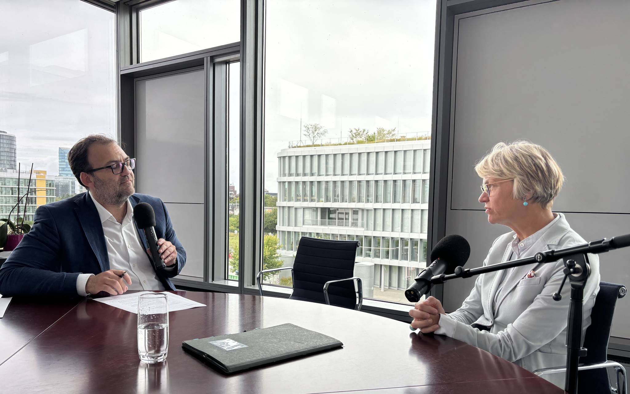 NRW-Schulministerin Feller und José Narciandi