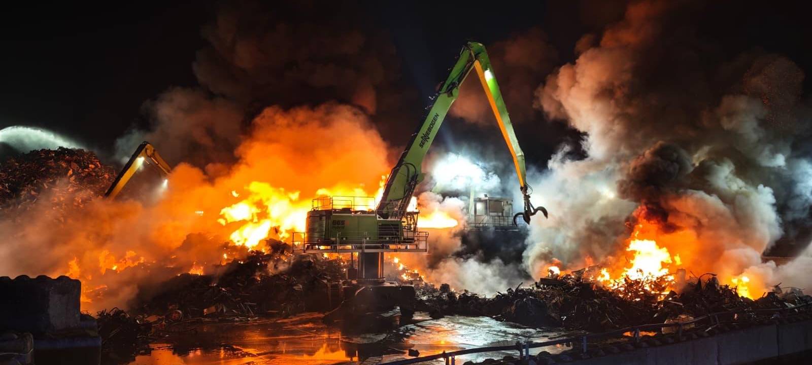 Essen: Schrottplatz in Flammen