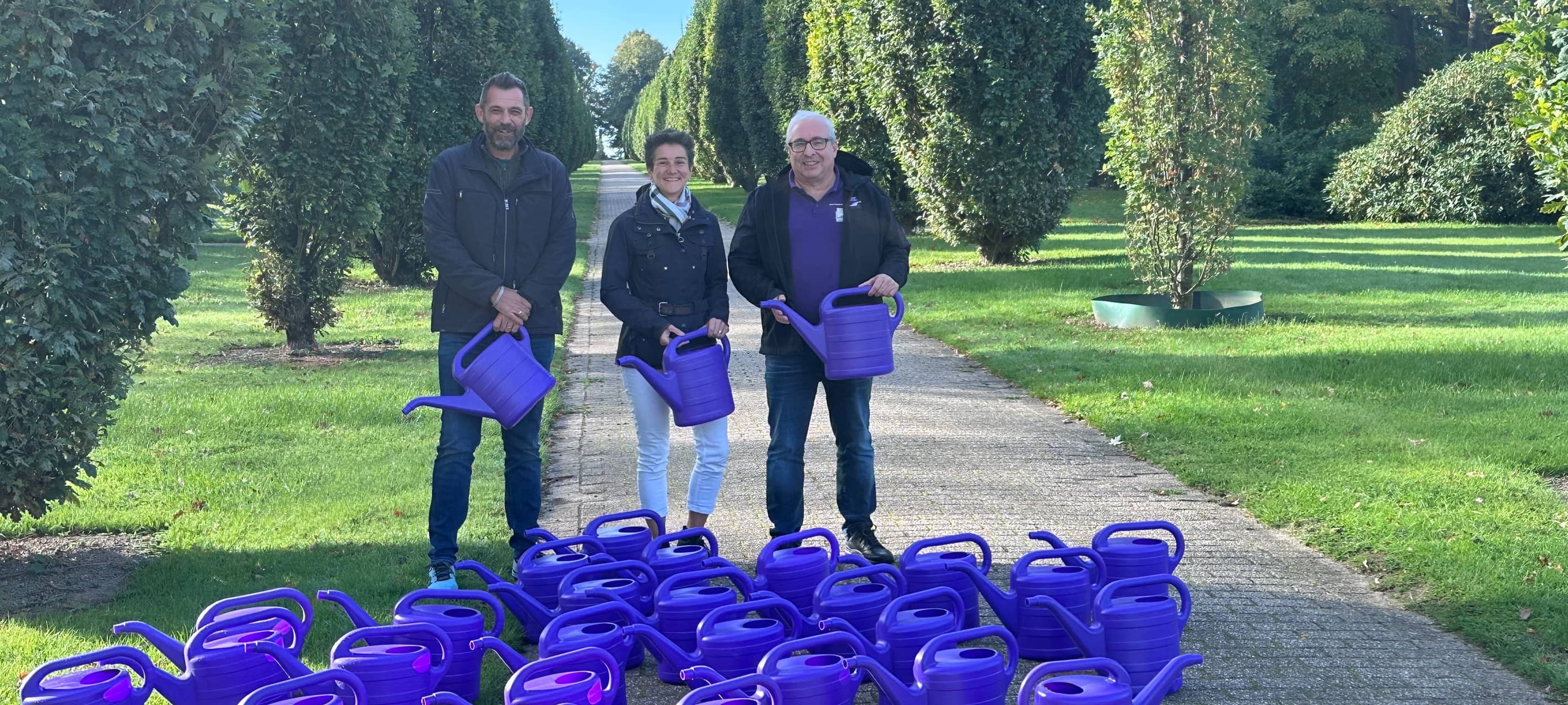 250 violette Gießkannen für Mülheims Friedhöfe