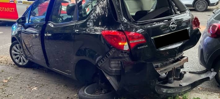 Ein beschädigter Pkw an der Einsatzstelle auf der Hingbergstraße.