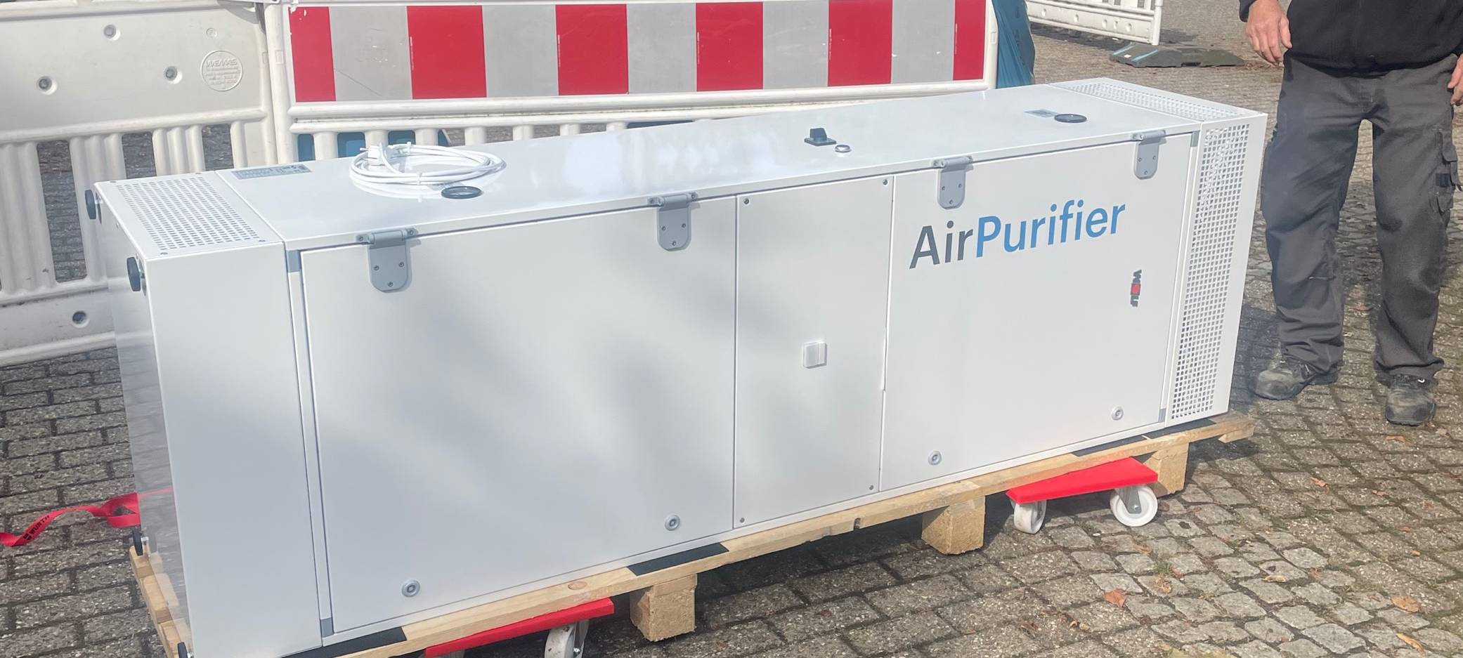 Erste Luftfilter in Schulklassen aufgebaut