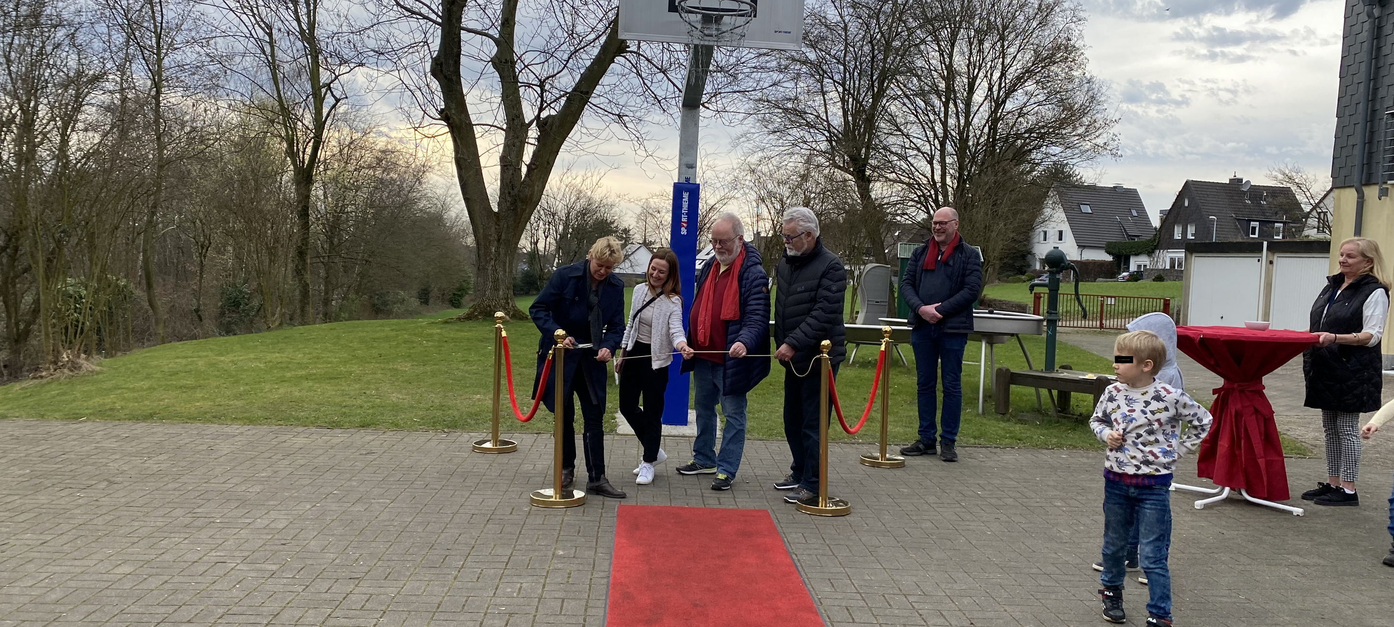 Neuer Basketballkorb für Jugendzentrum