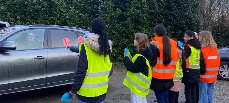 Neue Hol- und Bringzone für Eltern in Broich