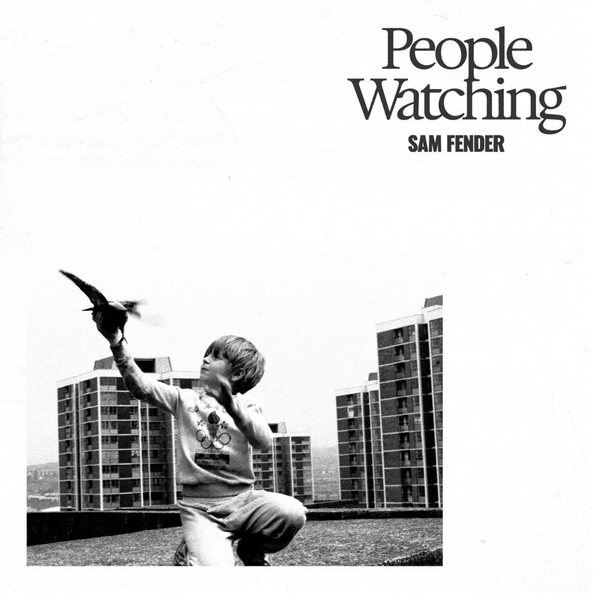 Das Musikcover der Single 'People Watching' von Sam Fender zeigt ein schwarz-weiß Foto eines kleinen Jungen, der einen Vogel in der Hand hält.